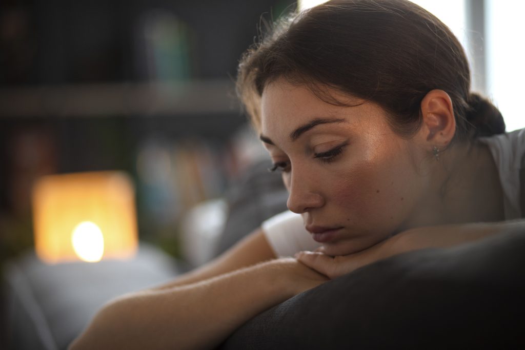 femme épuisée qui ne peut pas s'arrêter de tout gérer