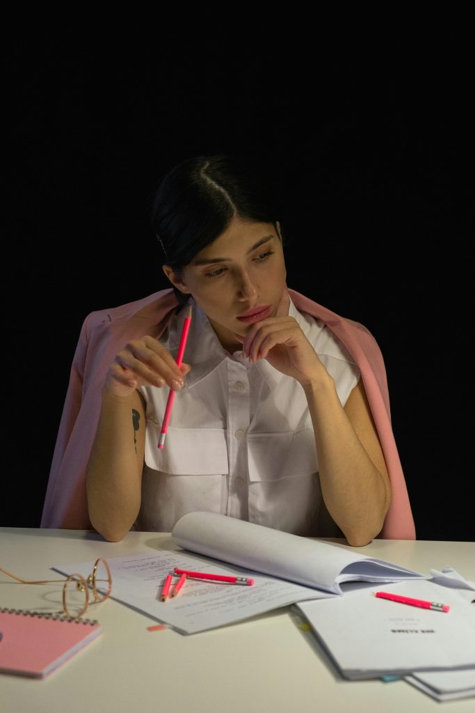 femme épuisée de tout gérer pour les autres qui cherche une solution