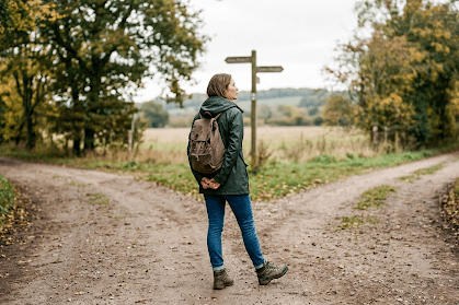 femme hésitante face à deux options sans pouvoir choisir